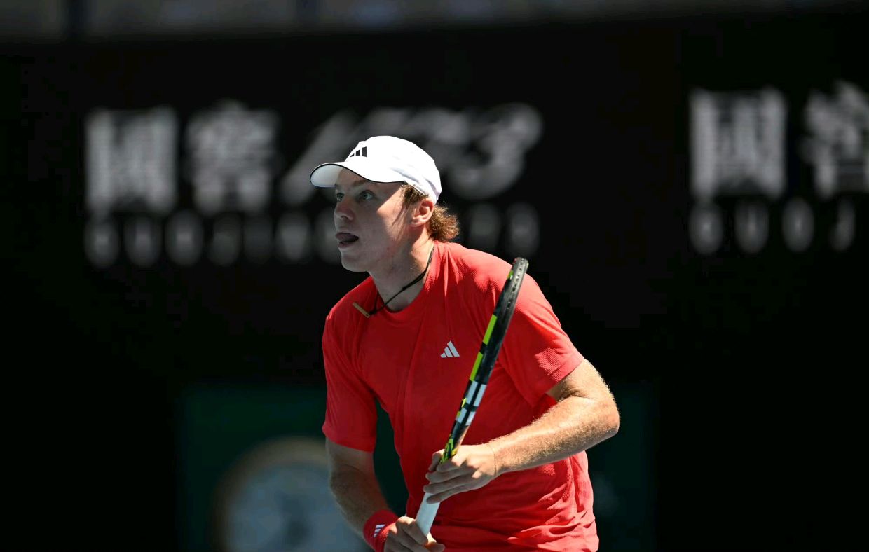 开云体育官网-美国网球队碾压欧洲网球队，西西帕斯完成帽子戏法