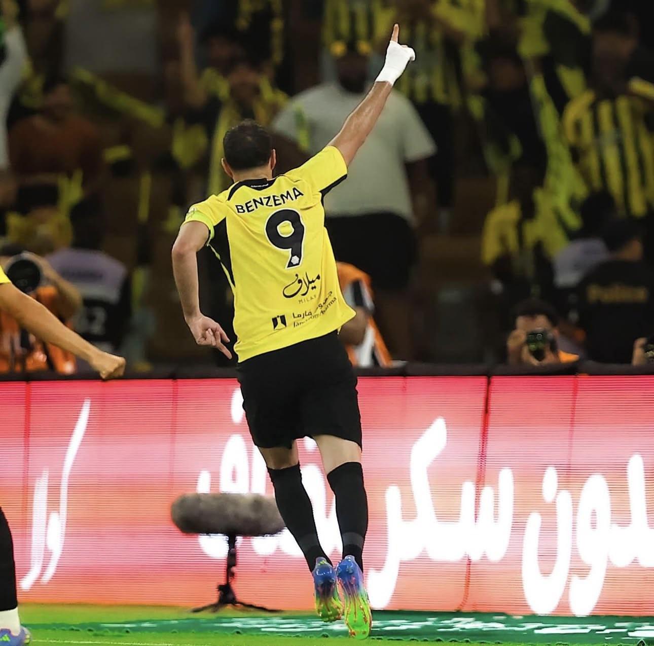 包含瑞士横扫智利，本泽马打破历史纪录的词条