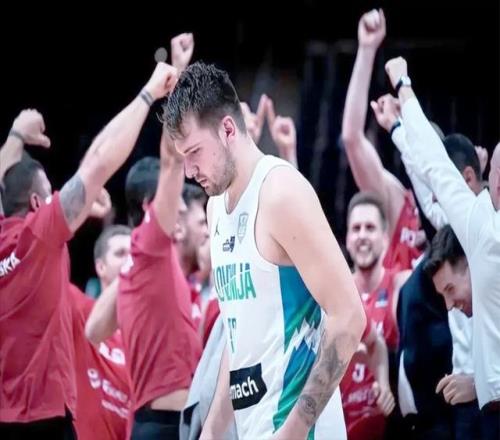 开云体育在线-日本男篮爆冷西班牙男篮，莫里斯送出助攻