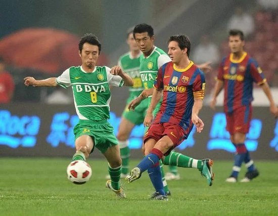 开云体育中国-梅西神勇连入三球，领衔巴萨夺取胜利！